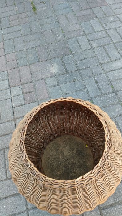 Kosz wiklinowy z pokrywą.