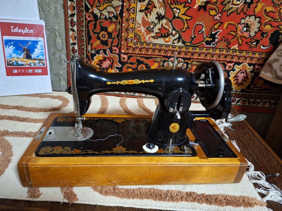 Швейная машинка ПМЗ механическая  рабочая, с крышкой