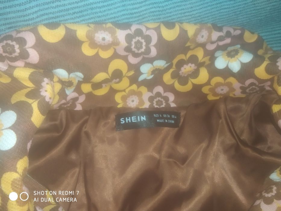 Blusão castanho florido