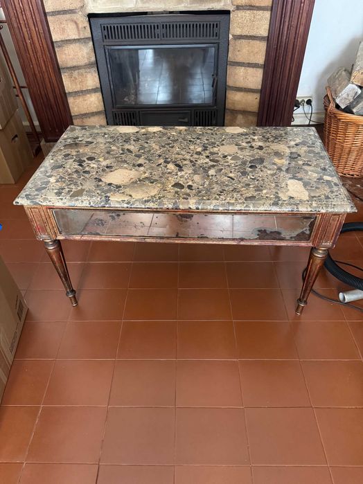 Mesa de sala em madeira dourada, espelhos e pedra Brecha de Santo António