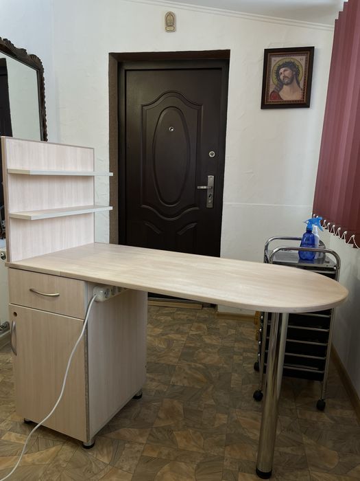 Продаю стіл манікюрний