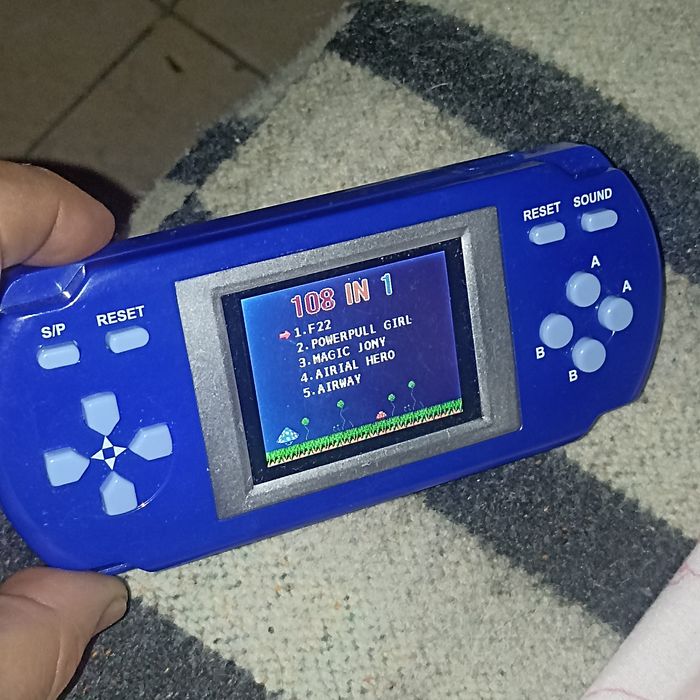 Consola Pequena com vários jogos para criança