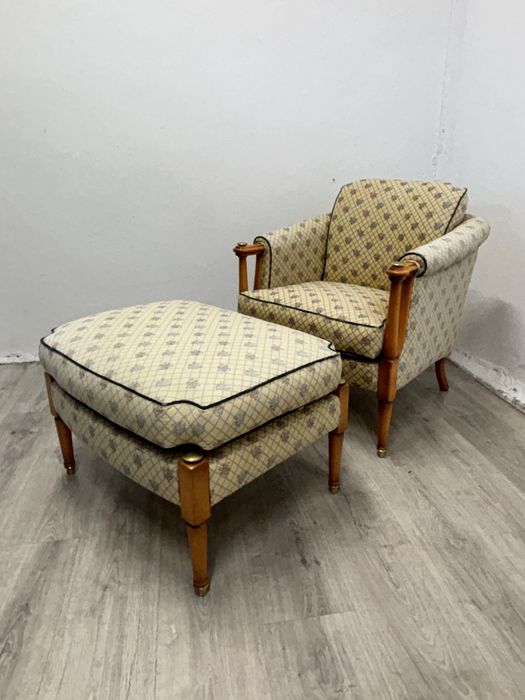 Klasyczny stylowy fotel z dużym podnózkiem vintage