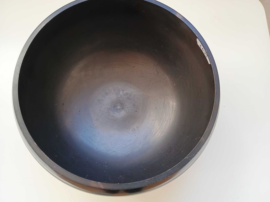 Taça tibetana grande em negro liso