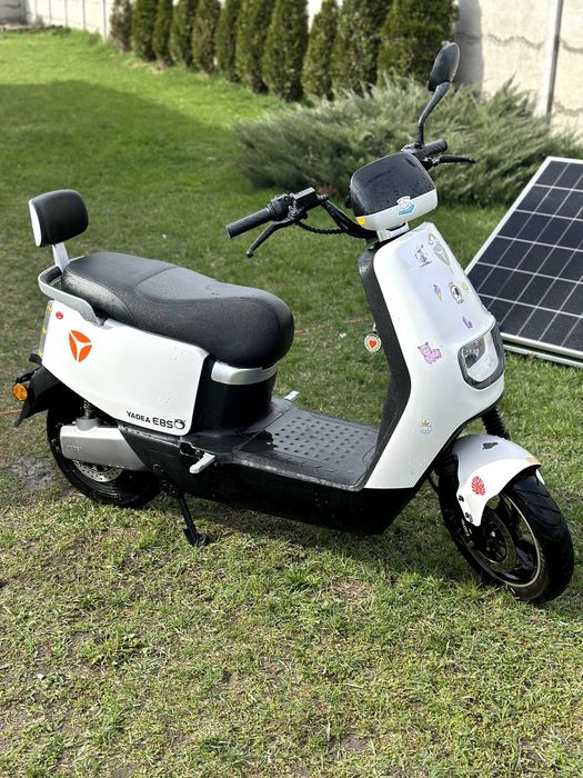 електроскутер Yadea E8S.   Батареї зняті