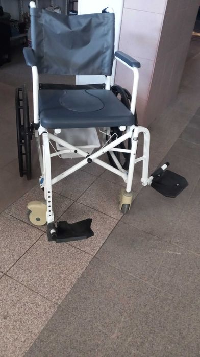 Cadeira de banho com rodas