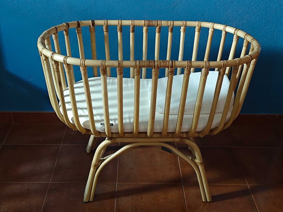 Berço em ratan com colchão e almofada anti-regurgitamento