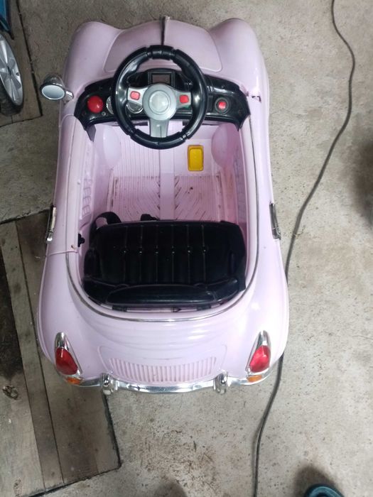 Samochodzik elektryczny dla dziewczynki