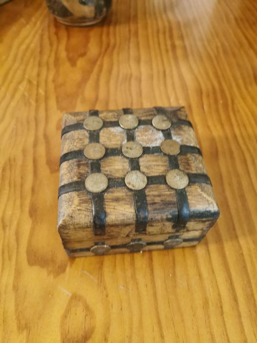 Caixa de madeira com cravas