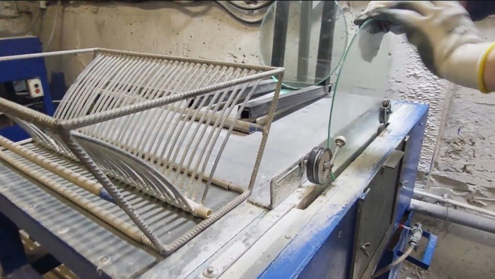 Станок для криволинейной обработки кромки стекла