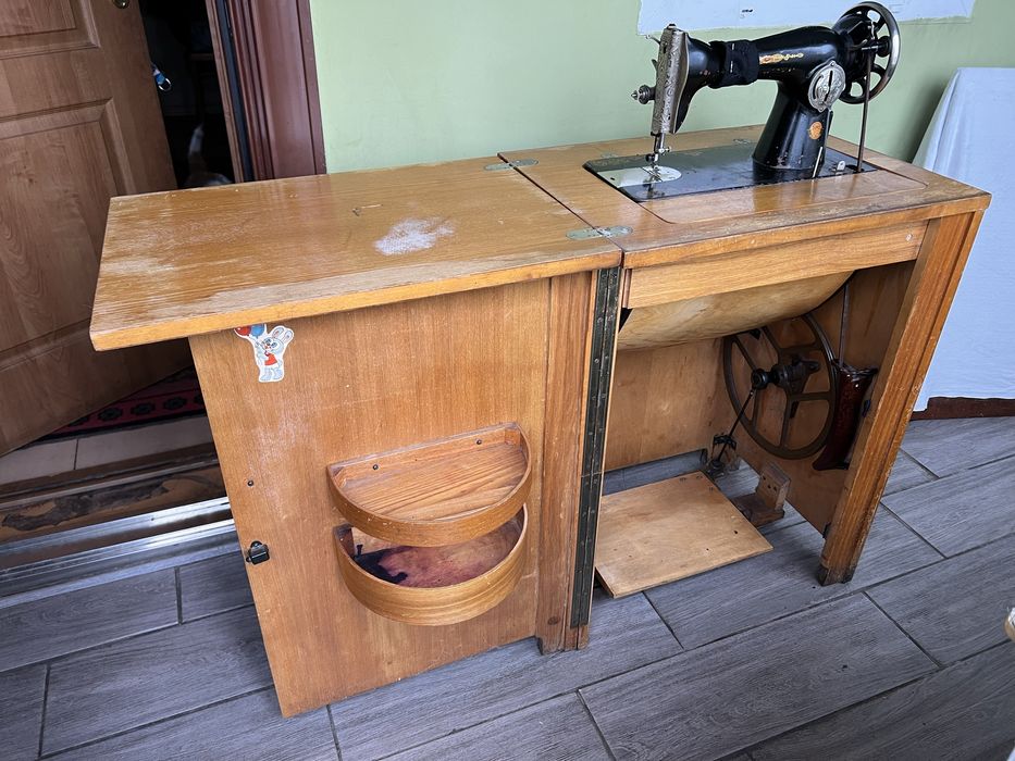 Швейна машинка в тумбі(ножна)