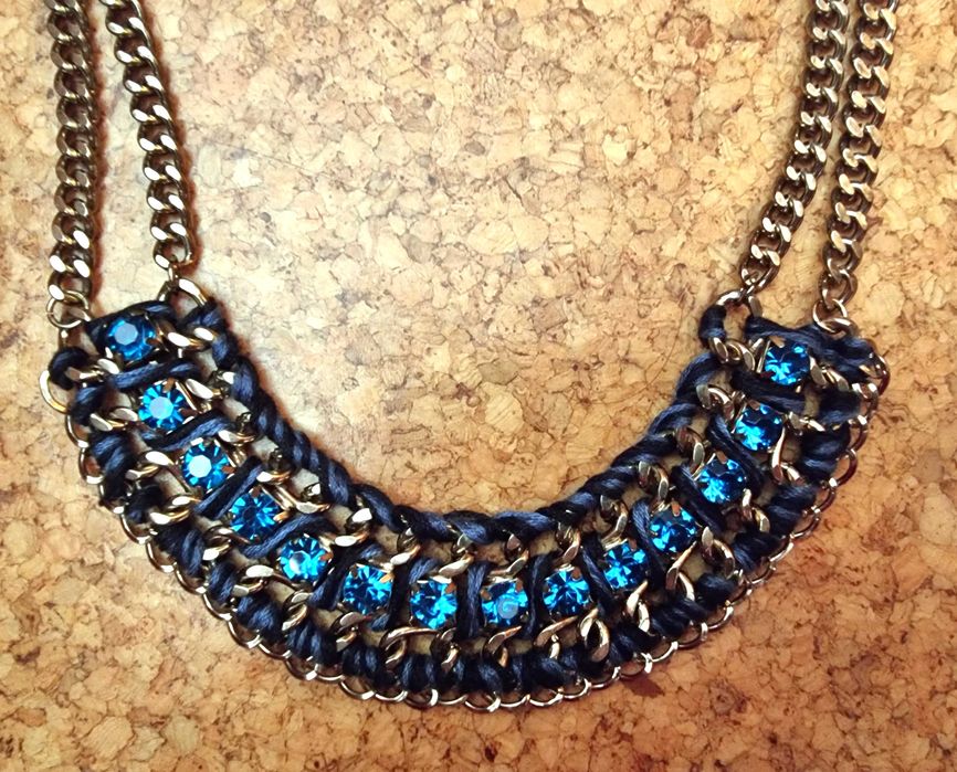 Colar dourado com trabalhado azul - nunca usado