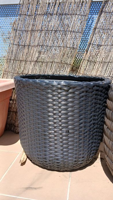 Vasos em rattan grandes