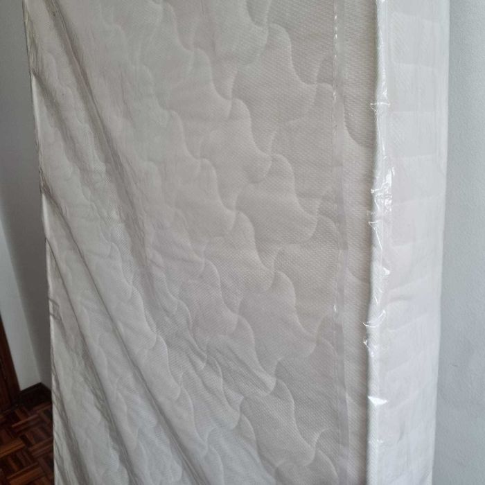Colchão de solteiro (88x188x14cm) confortável, em bom estado e higienizado.