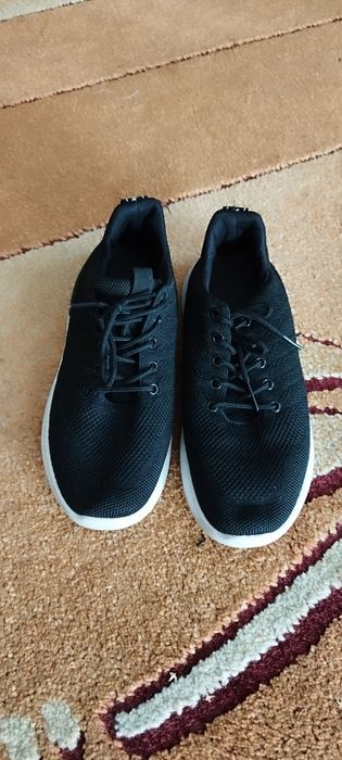 Czarne buty sportowe