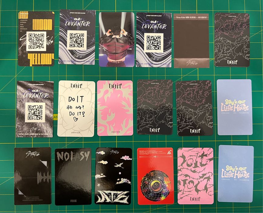 Офіційні картки «Stray Kids » з різних альбомів
