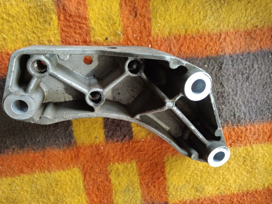 Łapa mocowanie  uchwyt silnika volkswagen passat b6 Touran golf 5 bmp