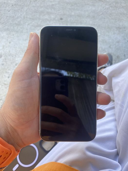 Tenho um iphone 11 para despacar 128 gb roxo e tenho o branco mas estou a despacar o roxo