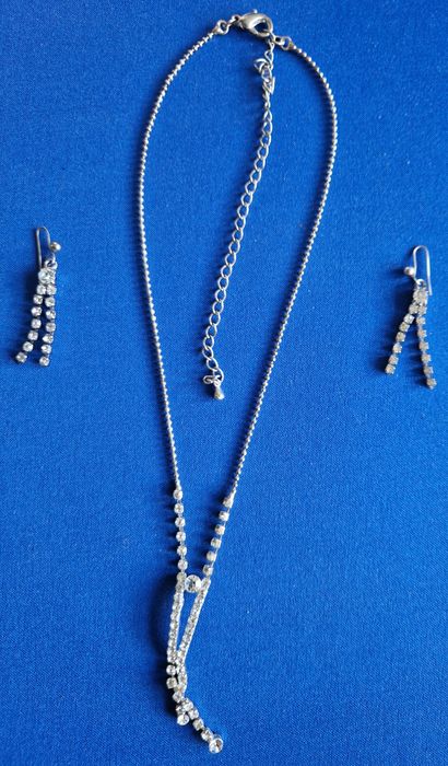 Srebrna błyszcząca sukienka z dodatkami