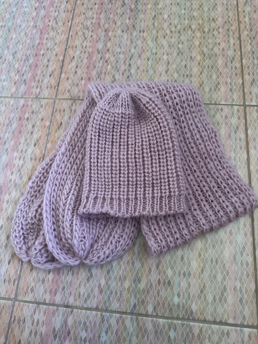 Шапка з шарфом вʼязані