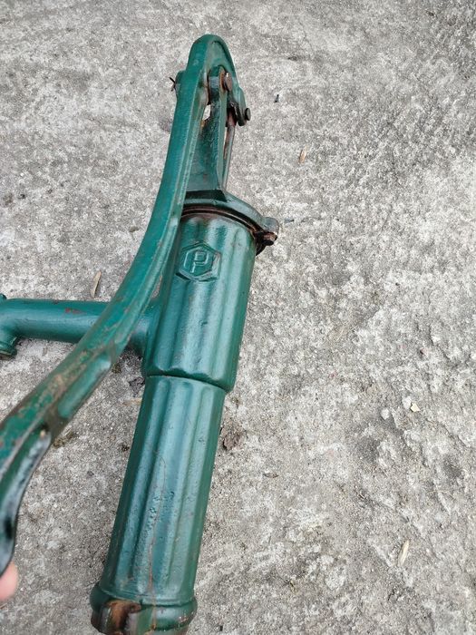 Stara pompa do ogrodu