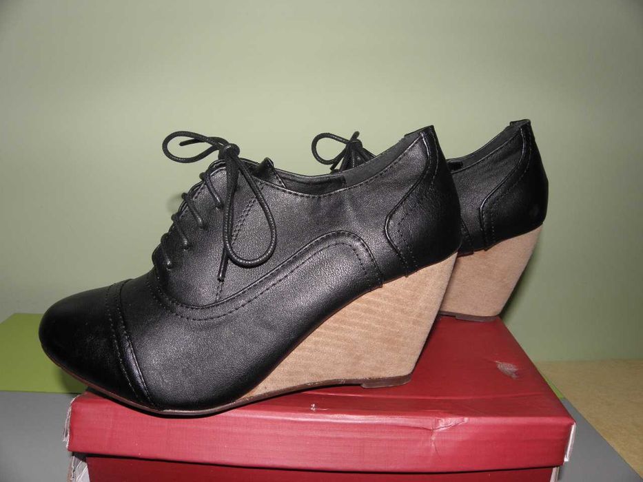 Sprzedam nowe półbuty damskie na koturnie rozm. 38