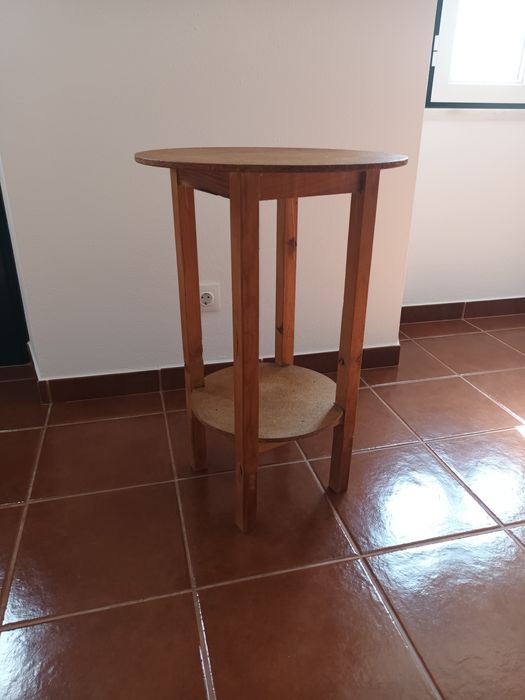 Camila de madeira pequena