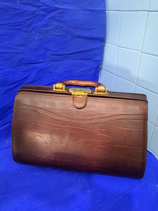 Mala de medico em pele com chave