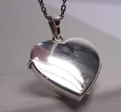 Srebrna zawieszka sekretnik serce