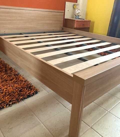 Cama de casal em madeira