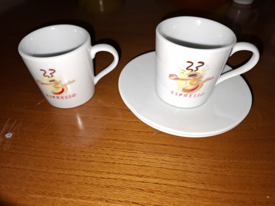 2 chávenas de café com respetivos pires