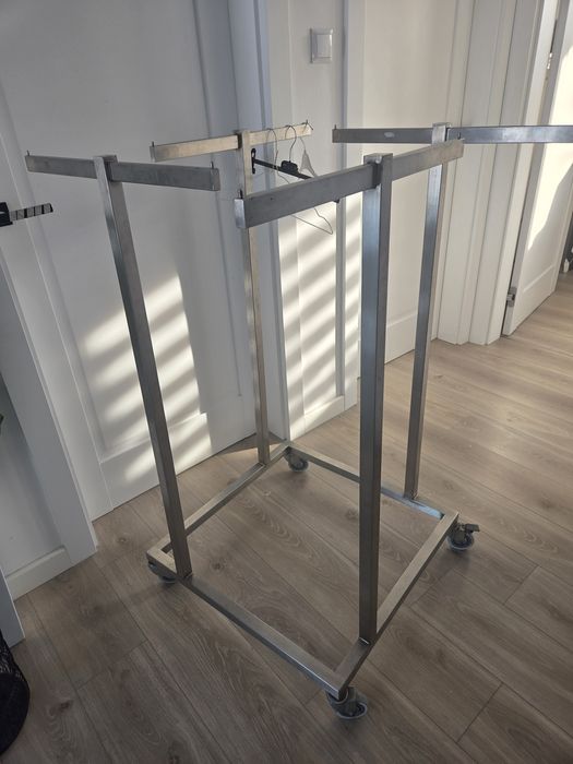 Wieszak metalowy na ubrania