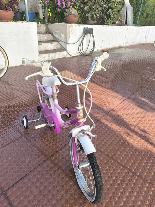 bicicleta antiga de criança com rodas de apoio