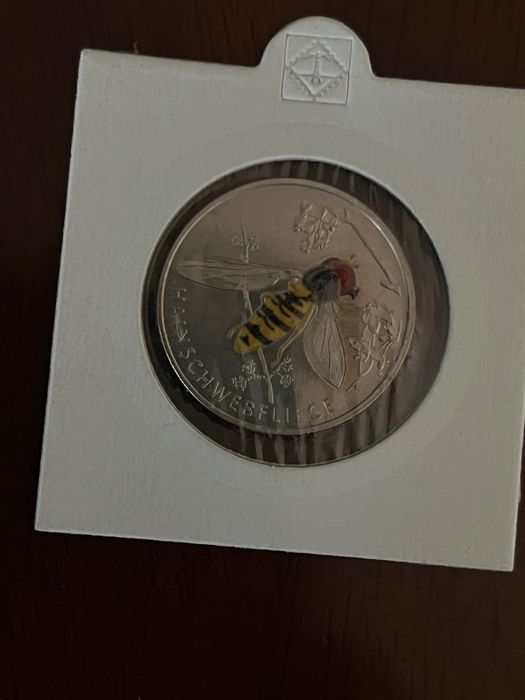 Moedas e notas variadas.
