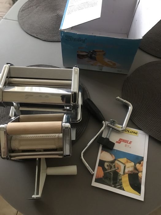 Локшинорізка, тісторозкатка  , равіольниця.