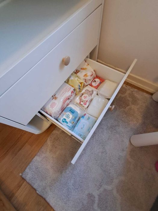 Vendo muda fraldas MYLLRA- IKEA (trocador com gavetas)