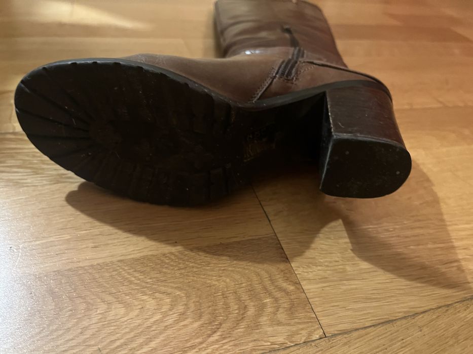 Botas castanhas em pele