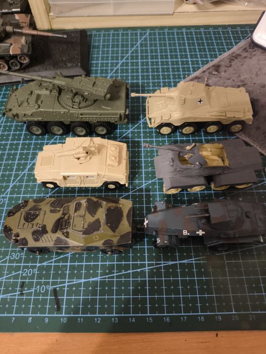Zestaw modele samochodów opancerzonych  w skałę 1/72