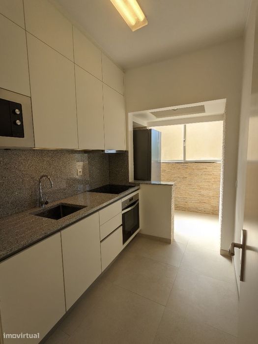 Apartamento para arrendar em rua Óscar da Silva