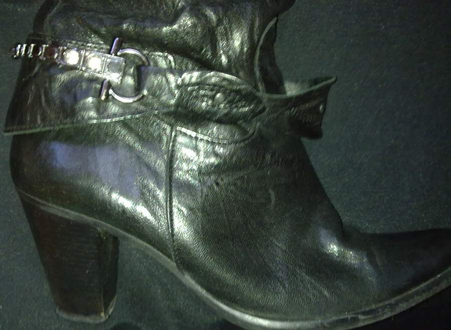 Botas Pretas em Pele - Tipo Texanas - Bicudas - NOVAS - Seaside