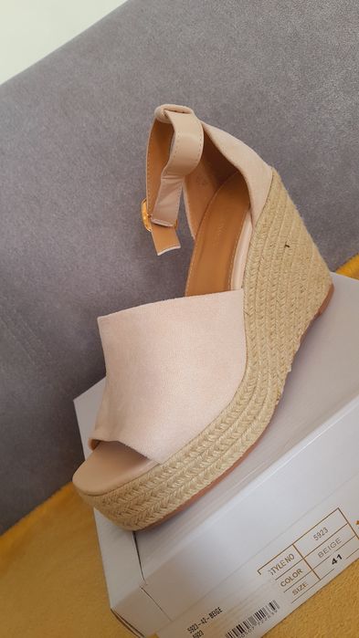 Buty na koturnie