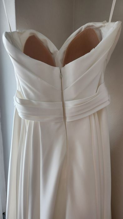 Elegancka suknia ślubna o ponadczasowym kroju