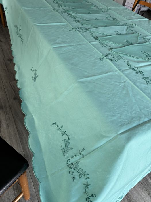 Toalha de mesa oval com bordado manual 330x155 e 12 guardanapos