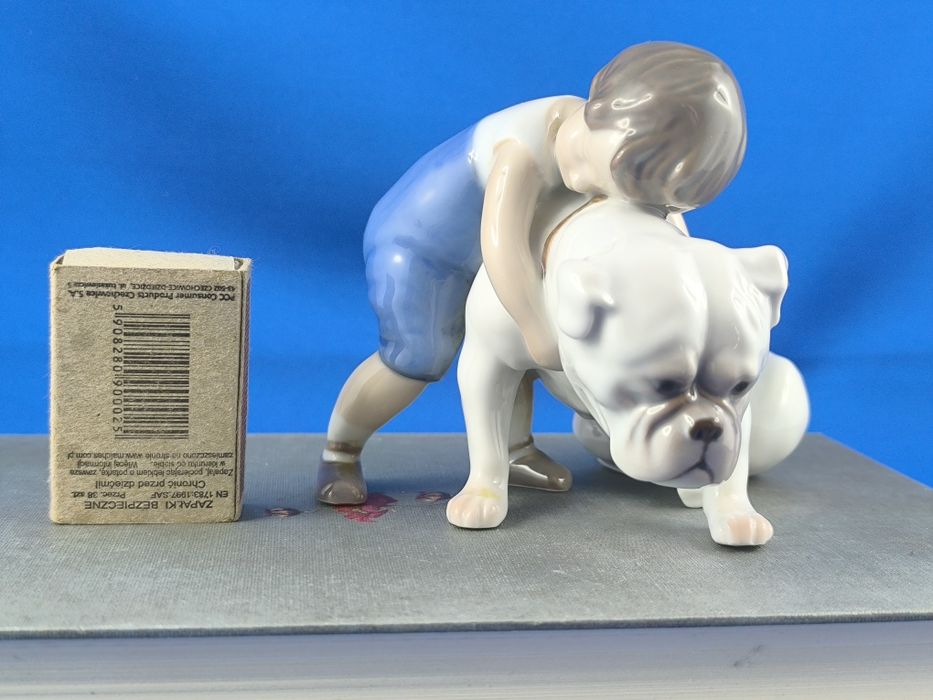 Chłopiec z buldogiem Bing&Grondahl Kopenhaga #pies #porcelana #B&G
