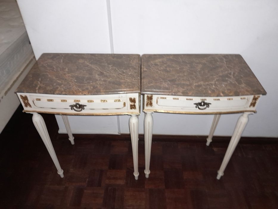 Par de Mesas de Cabeceira Clássicas com Tampo em Mármore