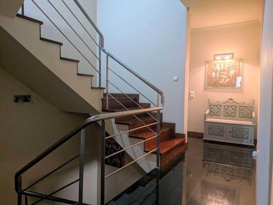 Moradia T4 com Piscina em Milheirós, Maia – 4 Frentes, Garagem p/ 2 Carros, Churrasqueira e Salão de Jogos,
