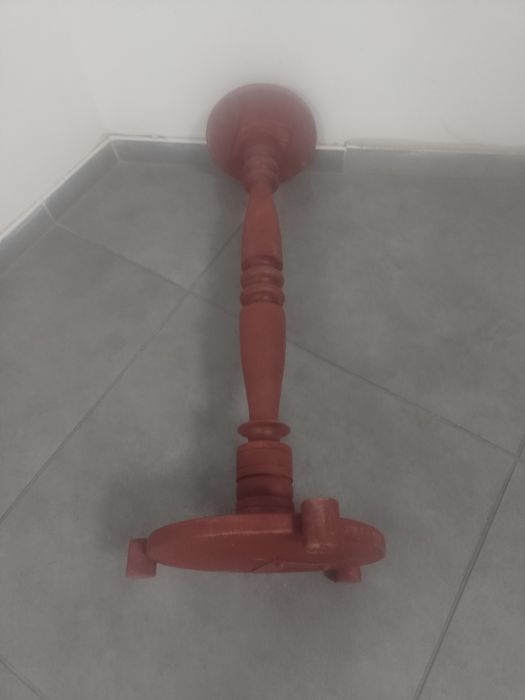 Sprzedam  drewniany  kwietnik ciemny brąz.