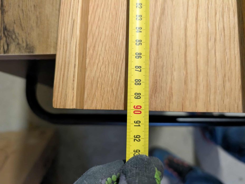 drewniana półka z litego dębu.