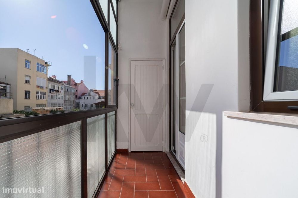 Um apartamento luminoso e elegante, no coração de Campo de Ourique.