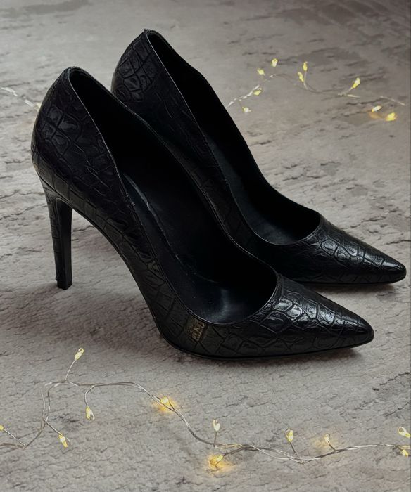 Чорні туфлі-човники